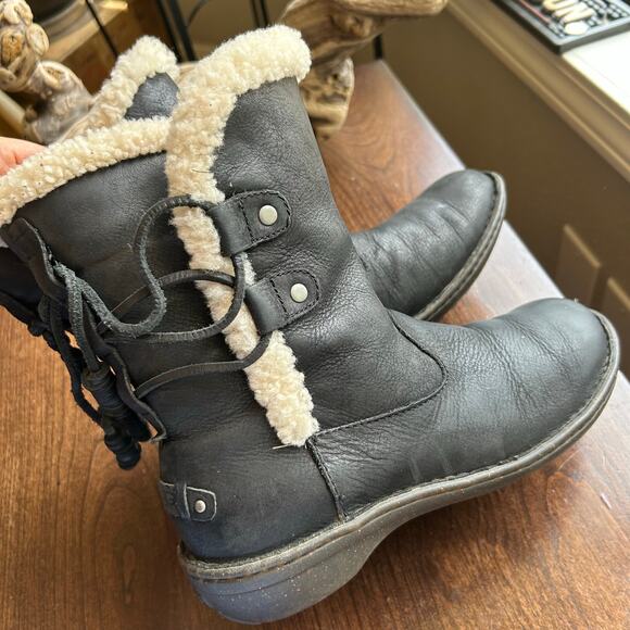 UGG Akadia Black Leather Ankle Lace Warm Lined Winter Booties Boots US 8 - Picture 3 of 13